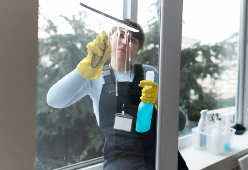 Nettoyage de vitres intérieures et extérieures à Monbalen